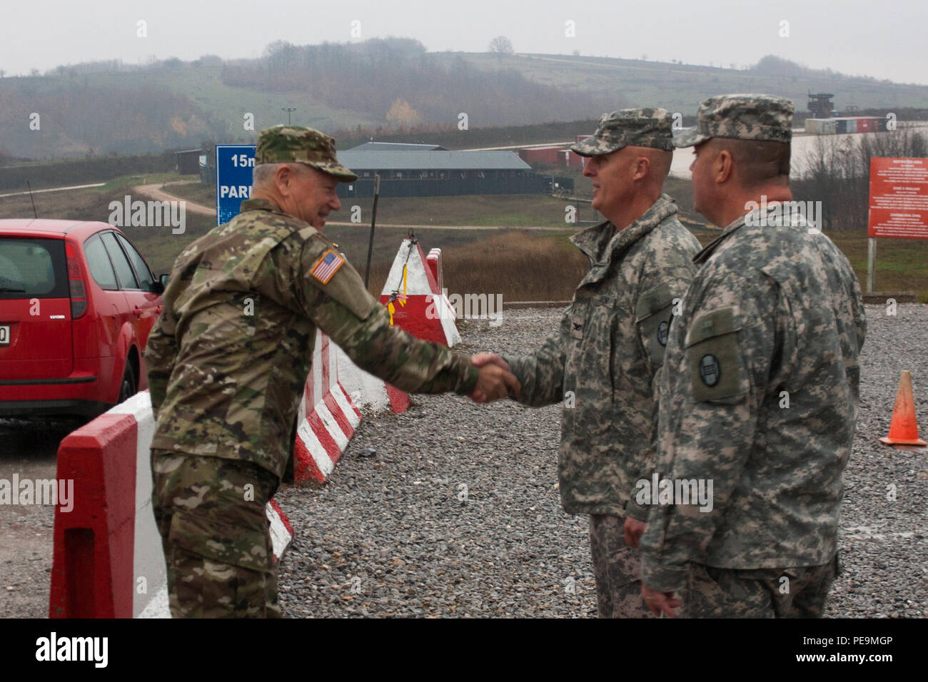 Stati Uniti Esercito Col. Vernon Simpson (centro), il comandante della multinazionale Group-East Battaglia e il trentesimo Armored Brigade Combat Team, saluta gen. Frank J. erba, il capo delle guardie nazionali Ufficio di presidenza, come il generale arriva a Camp Bondsteel, Kosovo, per un nov. 24, 2015, visitare il sito web e il municipio evento con MNBG-e soldati. Simpson sovrintende a circa 750 U.S. I soldati dell esercito e 700 truppe multinazionali dedicata a garantire la sicurezza e la libertà di movimento come parte della NATO in Kosovo dell forza di pace missione di supporto. (U.S. Foto dell'esercito da Capt. Dave Chace, multinazionale battaglia Group-East) Foto Stock