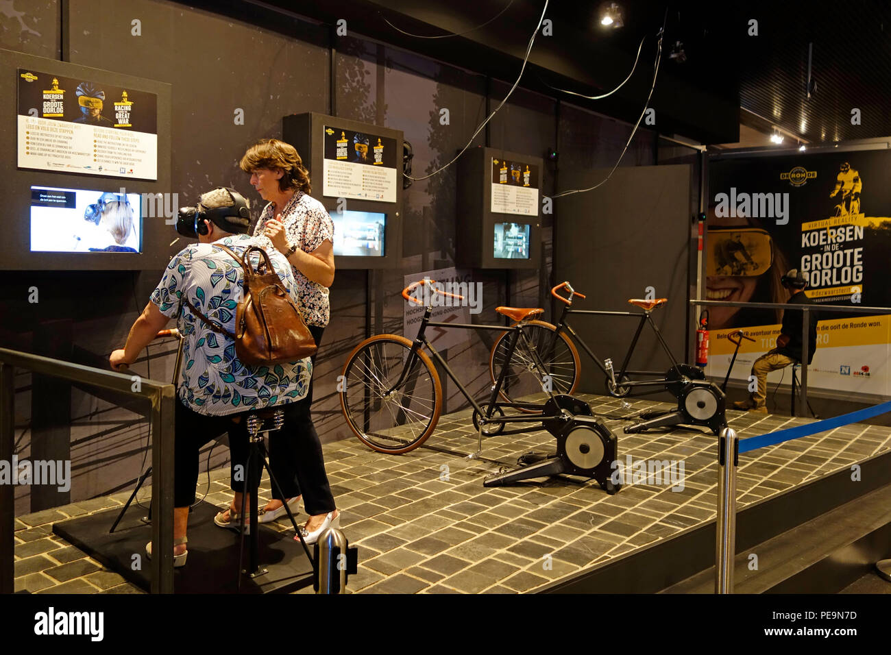 Il visitatore con la realtà virtuale auricolare nel Tour delle Fiandre Center, il museo dedicato al Tour delle Fiandre ciclismo su strada gara di Oudenaarde, Belgio Foto Stock