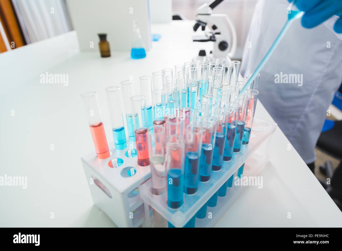 Fiale per la scienza. In prossimità di molte fiale riempite con il rosso e il blu di liquidi e immissione in stand Foto Stock