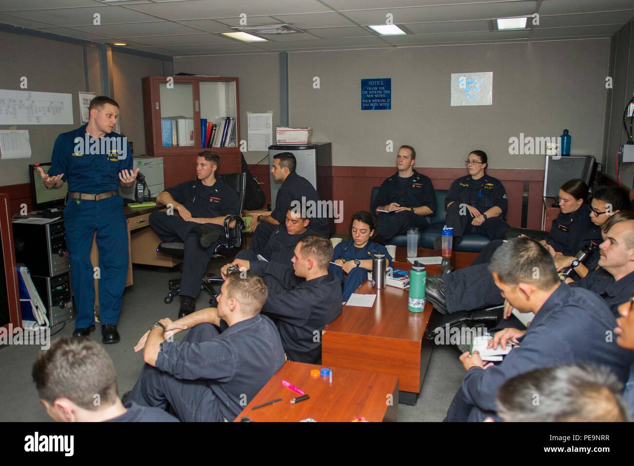 Oceano Pacifico (nov. 24, 2015) Lt. Travis Howard conduce la superficie Warfare Officer (SWO) la formazione per ufficiali subalterni a bordo Wasp-classe assalto anfibio nave USS Essex (LHD 2). L'Essex è il prodotto di punta della Essex anfibio gruppo pronto e, con l'avviato xv Marine Expeditionary Unit (XV MEU), è attualmente operanti negli Stati Uniti 7 flotta area di responsabilità. (U.S. Foto di Marina di Massa lo specialista di comunicazione 2a classe Molly A. Sonnier/rilasciato) Foto Stock