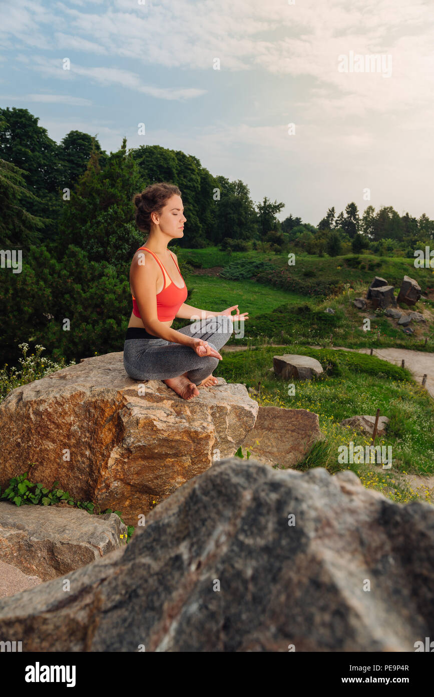 Giovane e libero sentimento donna felice meditando Foto Stock