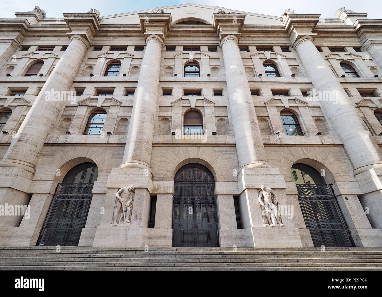 Palazzo Mezzanotte, la sede di Borsa Italiana in Milano, Italia Foto stock  - Alamy