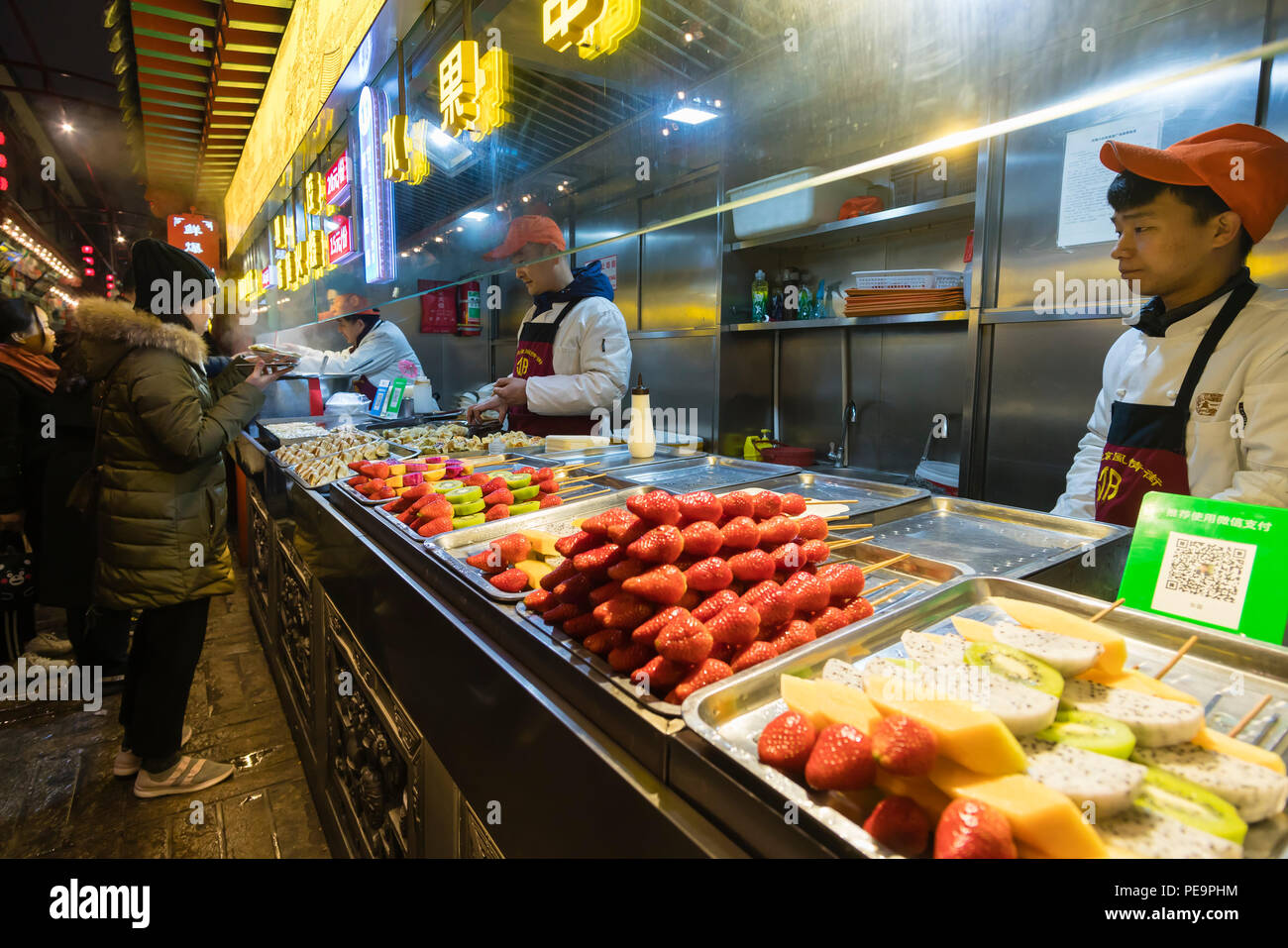 Persone a Wangfujing Snack Street a Pechino Foto Stock