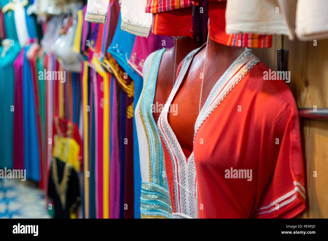 Colorate le donne marocchine di vestiti per la vendita sul mercato aperto Foto Stock