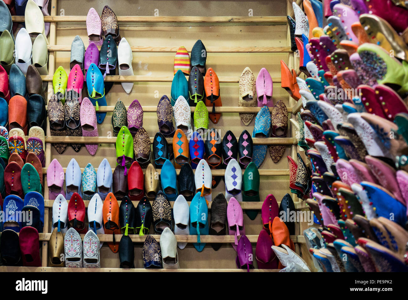 Marocchino in pelle pantofole per la vendita sul mercato aperto Foto Stock