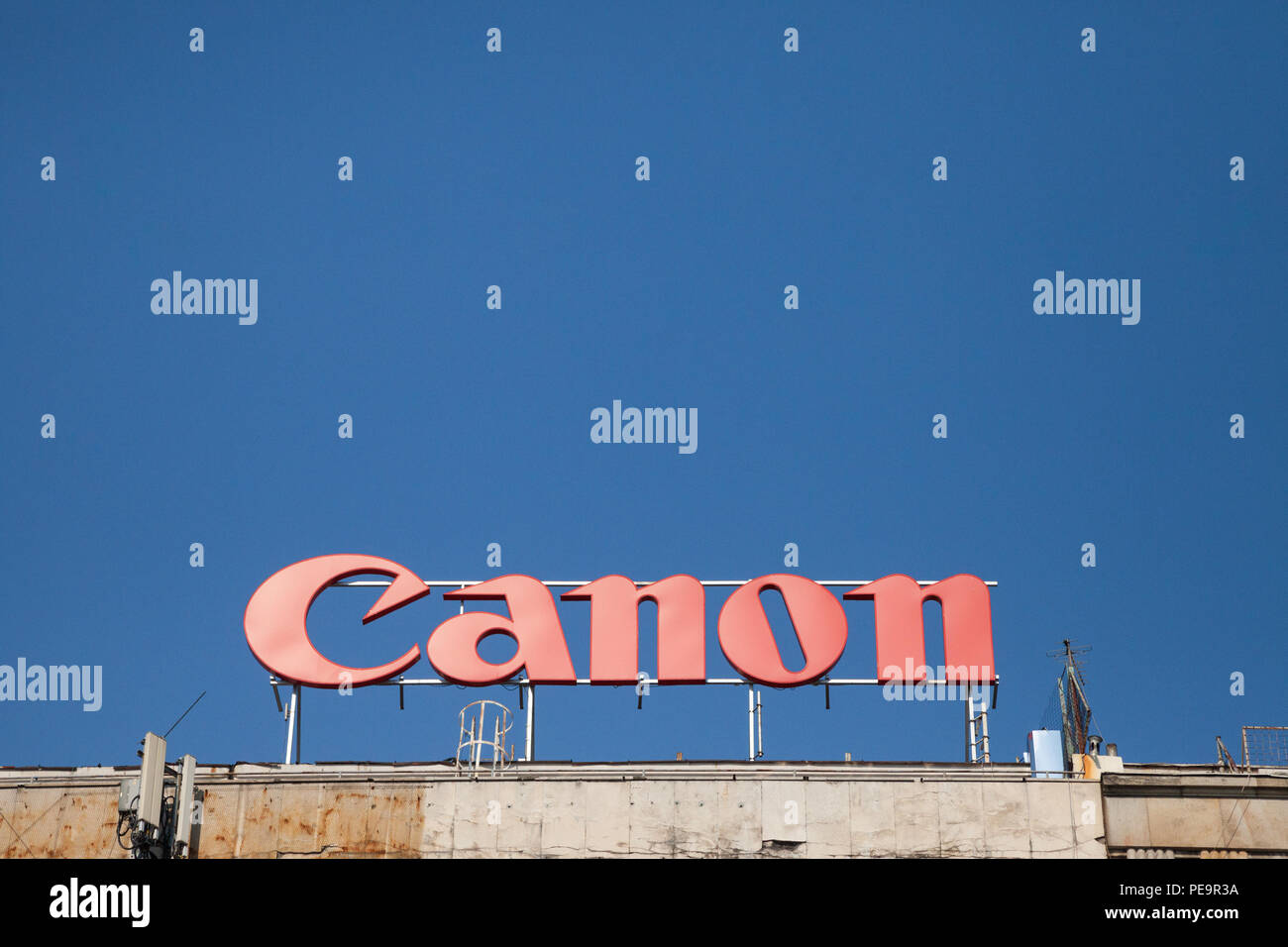 Belgrado, Serbia - Luglio 11, 2018: Canon logo sulla loro sede principale per Belgrado. Canon è un'azienda giapponese specializzata in opical imaging e dev Foto Stock