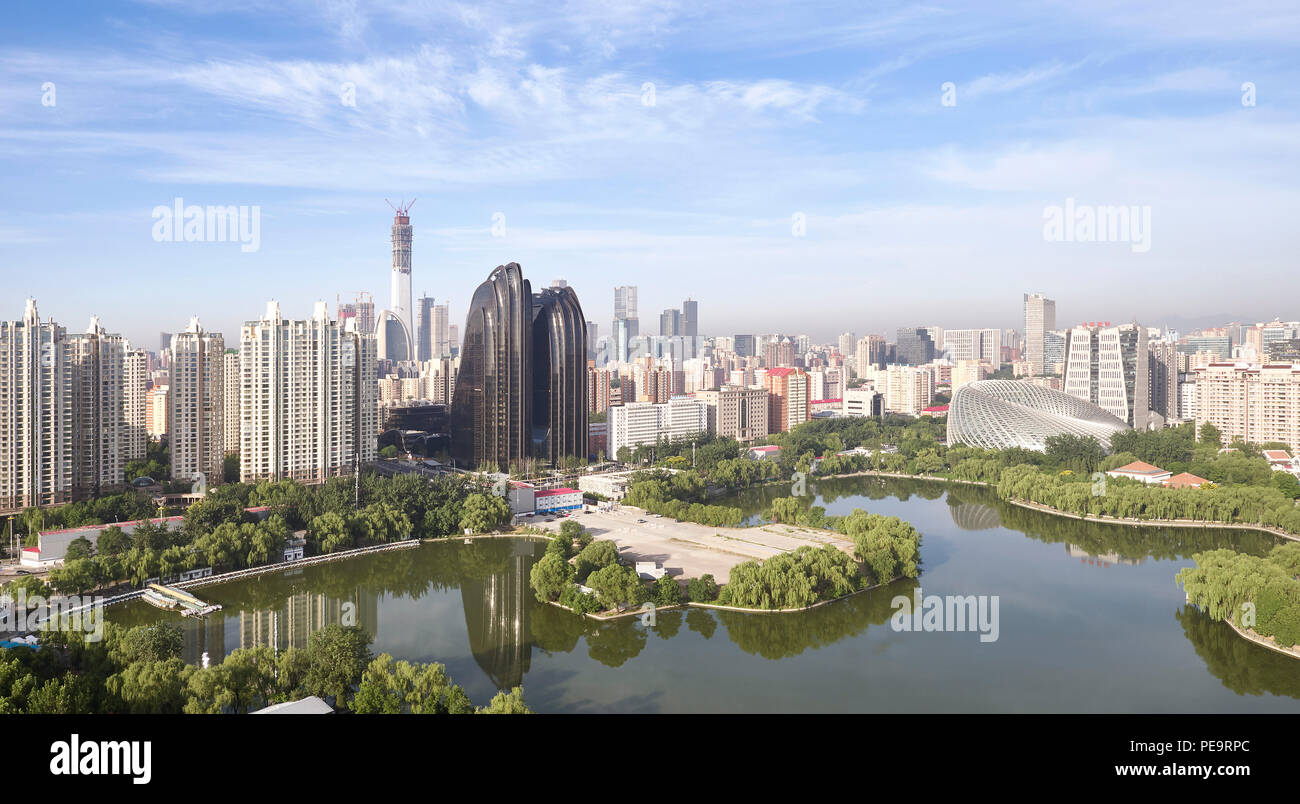 Skyline di Pechino con vista di Chaoyang Park Plaza dal Parco Chaoyang. Chaoyang Park Plaza Beijing in Cina. Architetto: MAD Architects, 2017. Foto Stock