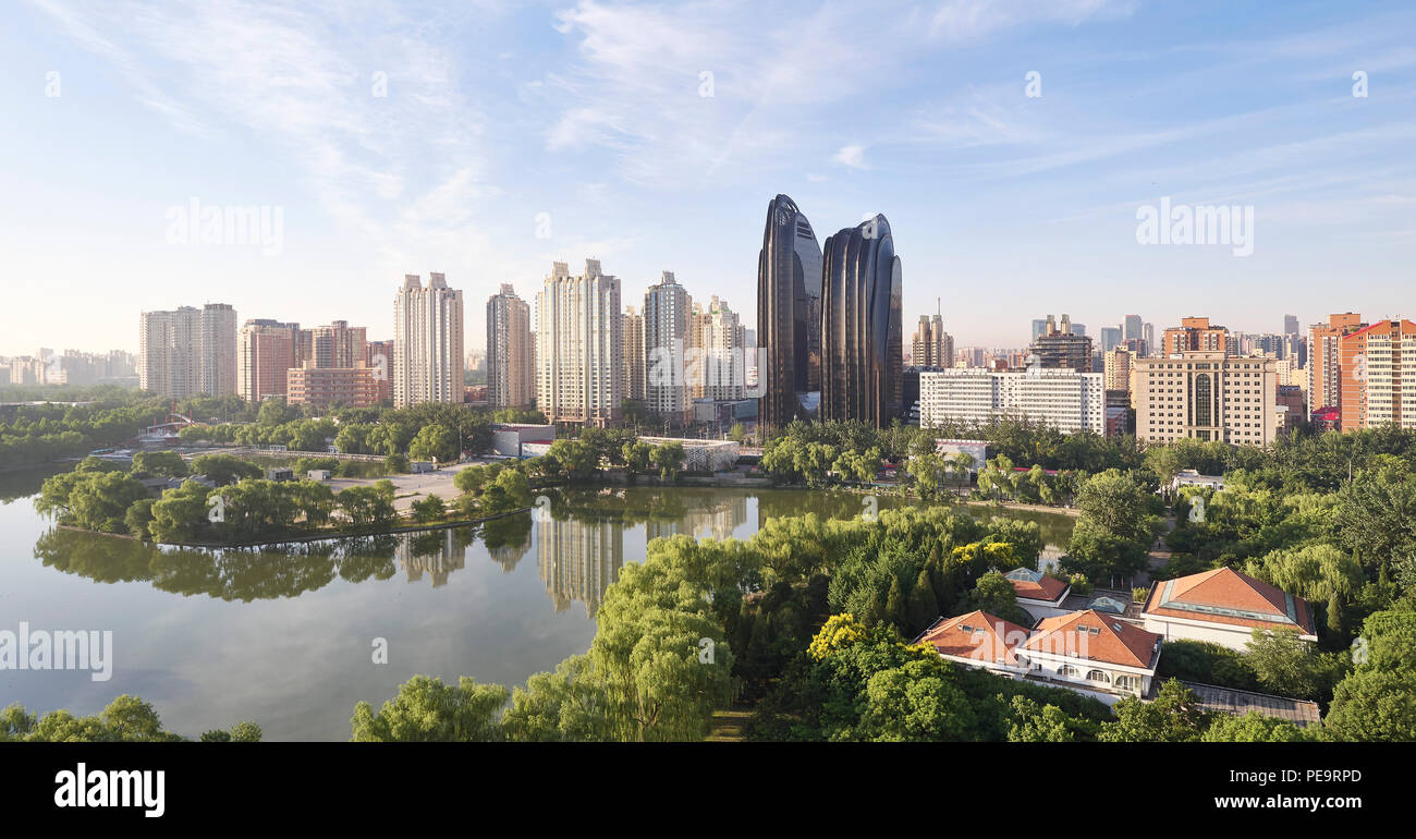 Skyline di Pechino con vista di Chaoyang Park Plaza dal Parco Chaoyang. Chaoyang Park Plaza Beijing in Cina. Architetto: MAD Architects, 2017. Foto Stock