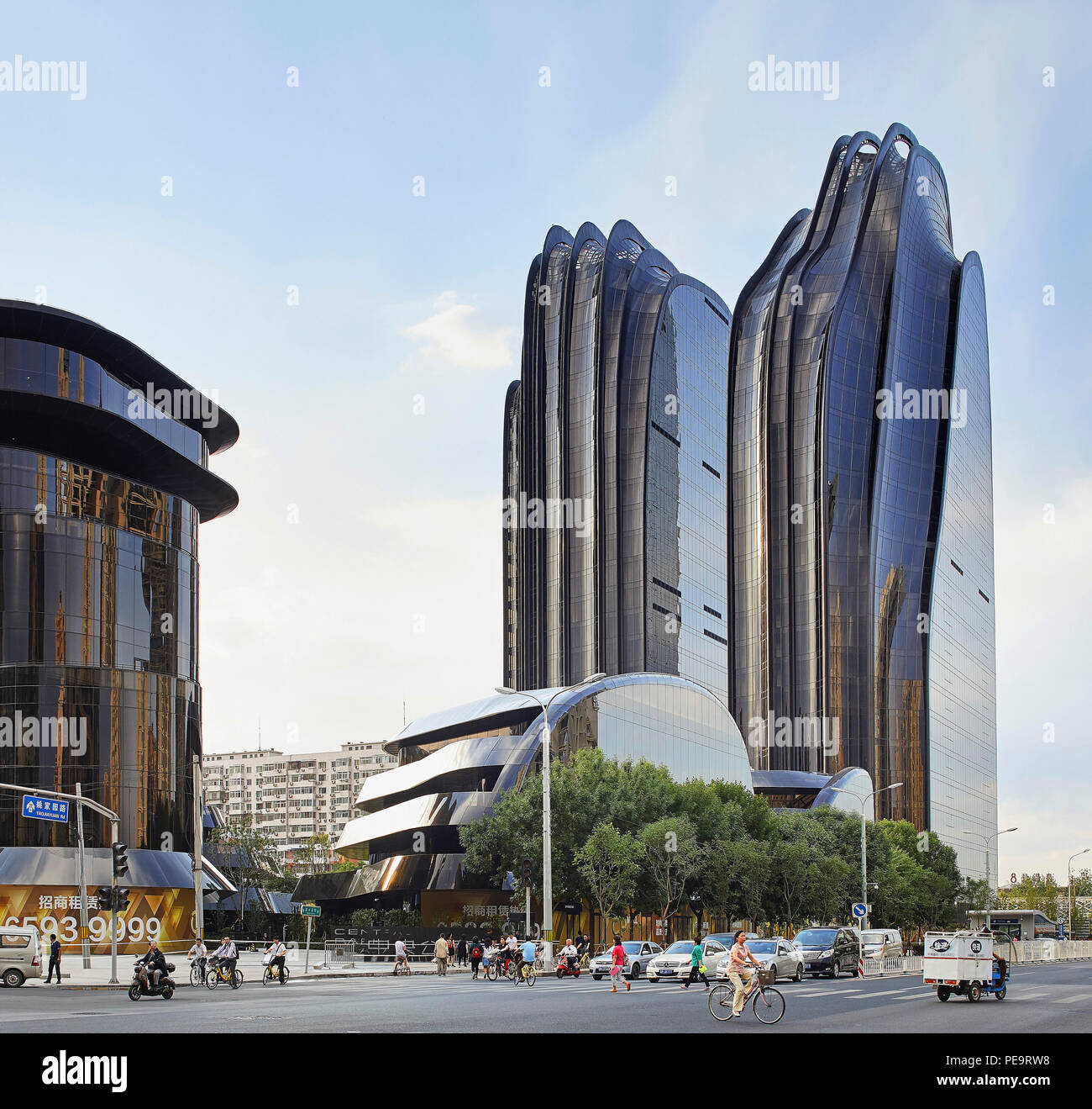 Street View di Pechino con vista di Chaoyang Park Plaza. Chaoyang Park Plaza Beijing in Cina. Architetto: MAD Architects, 2017. Foto Stock