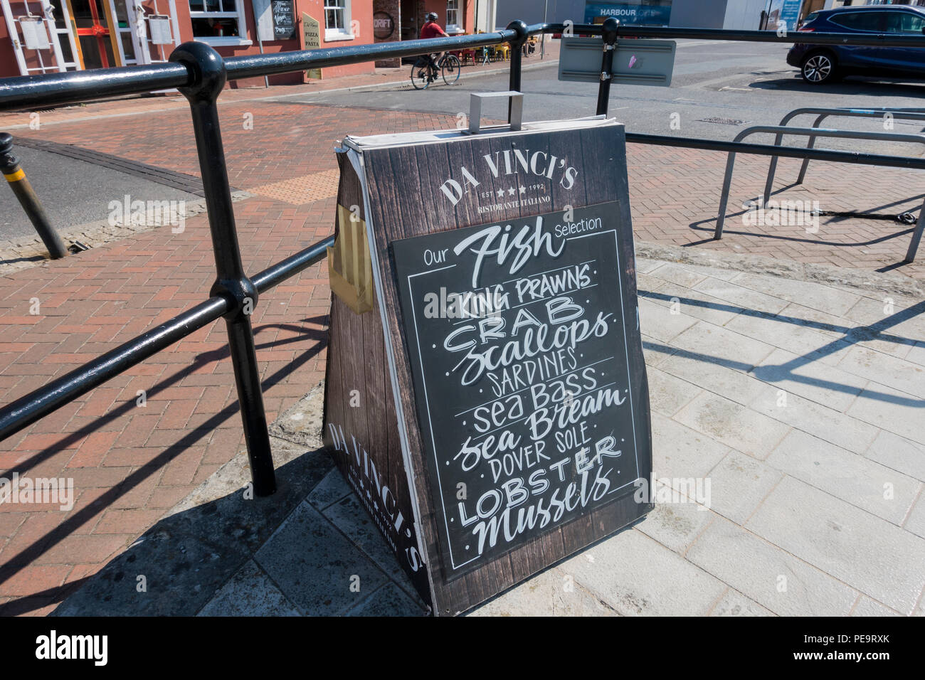 Un fuori bordo pubblicità la selezione di pesce sul menu in corrispondenza di Da Vinci's ristorante italiano in Poole Quay, Poole, Dorset, Regno Unito Foto Stock