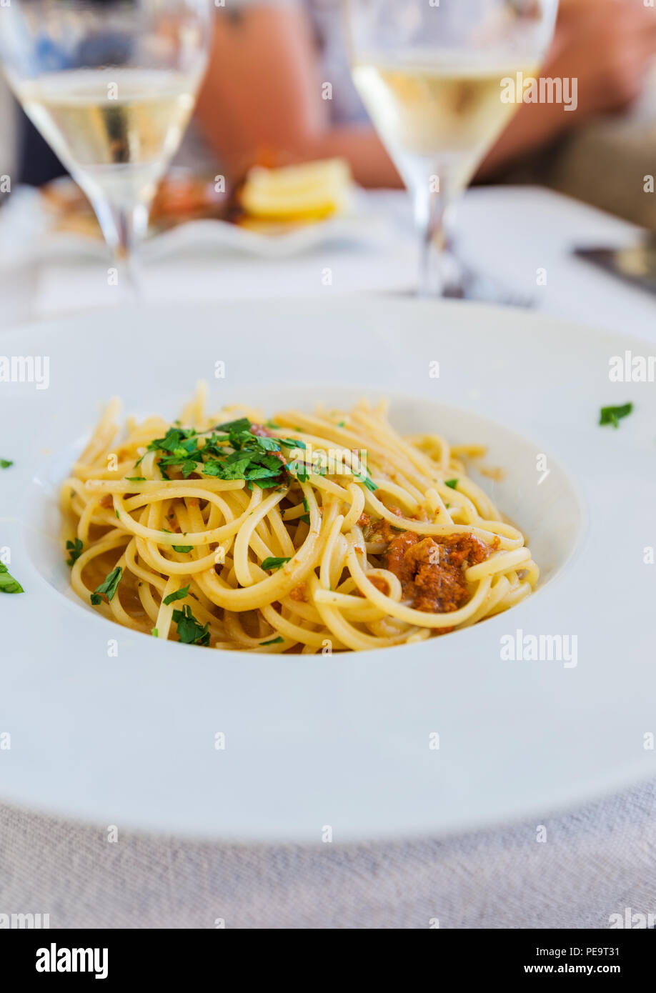 La pasta italiana spaghetti con ricci di mare su una piastra bianca in un rastaurante Foto Stock