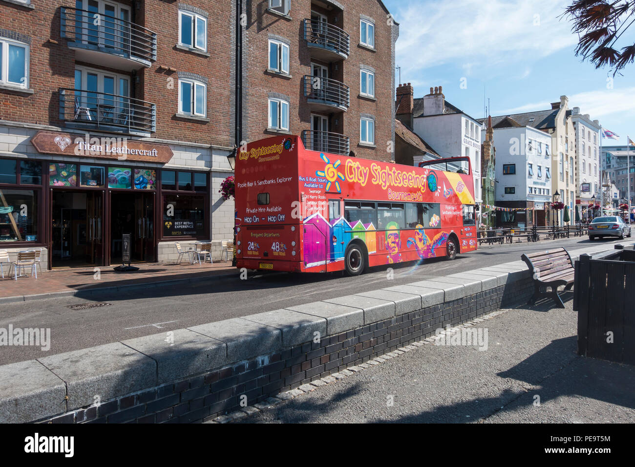 Un open top City Sightseeing Tour Bus su Poole Quay nella stagione estiva, Poole, Dorset, Regno Unito Foto Stock