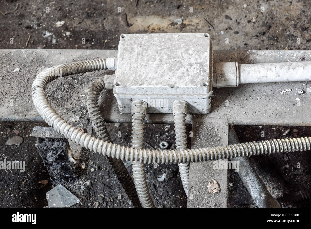 Bianco elettrico scatola con tre cavi neri sul vecchio rosso un muro di mattoni. Foto Stock