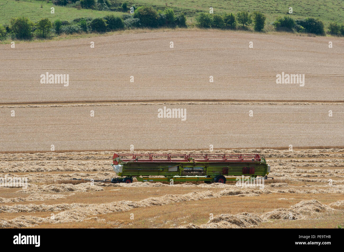 Fresa da mietitrebbia a sinistra nel campo dopo la mietitura. Foto Stock