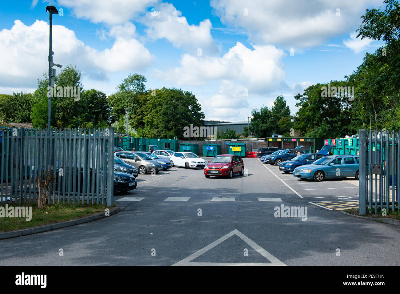 Un sacco di attività a livello domestico centro di riciclaggio, Warminster, Wiltshire, Regno Unito. Foto Stock