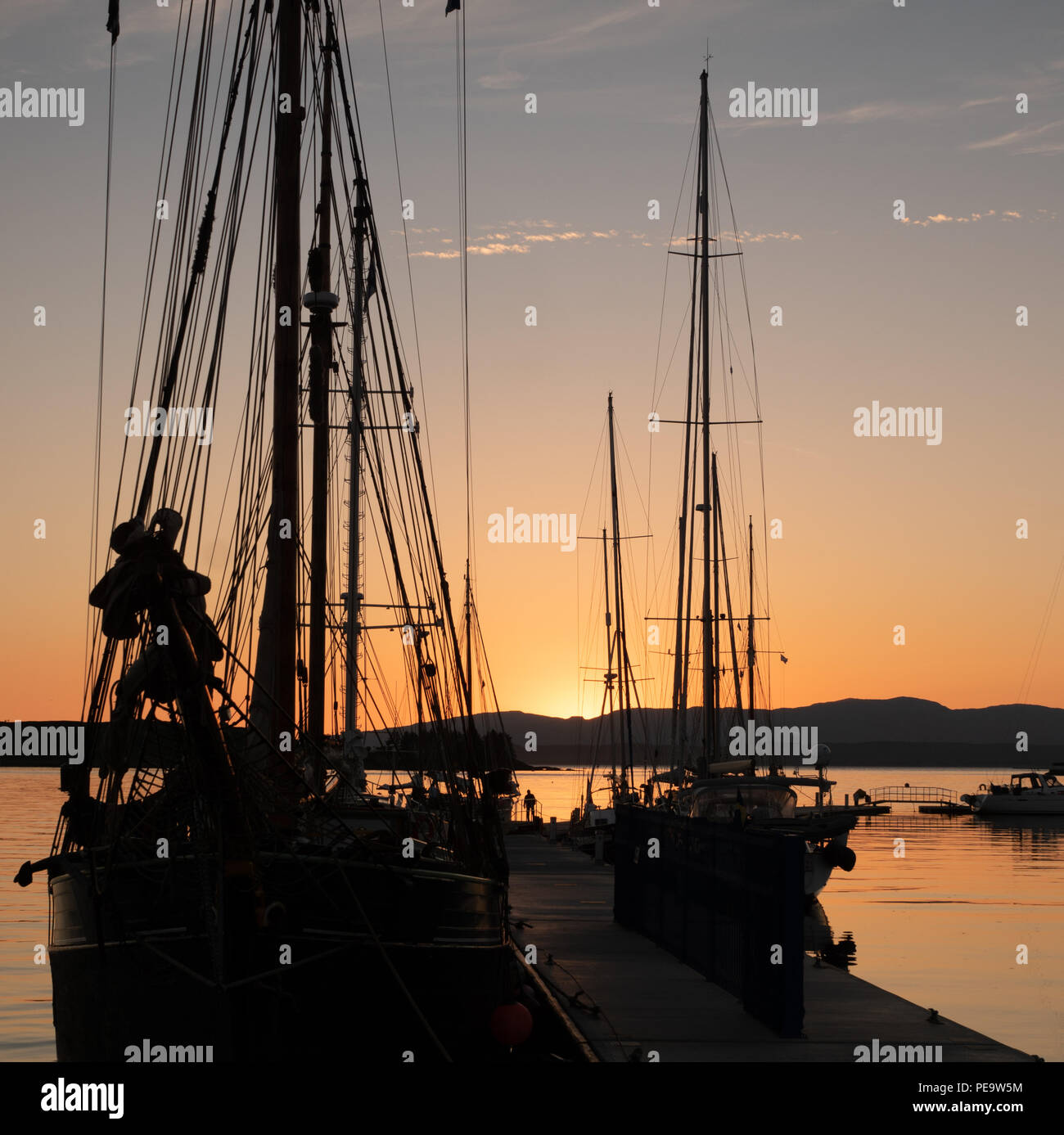 Tall Ships al tramonto a Oban Marina con le colline dell'isola di Lismore e Morvern in background Foto Stock