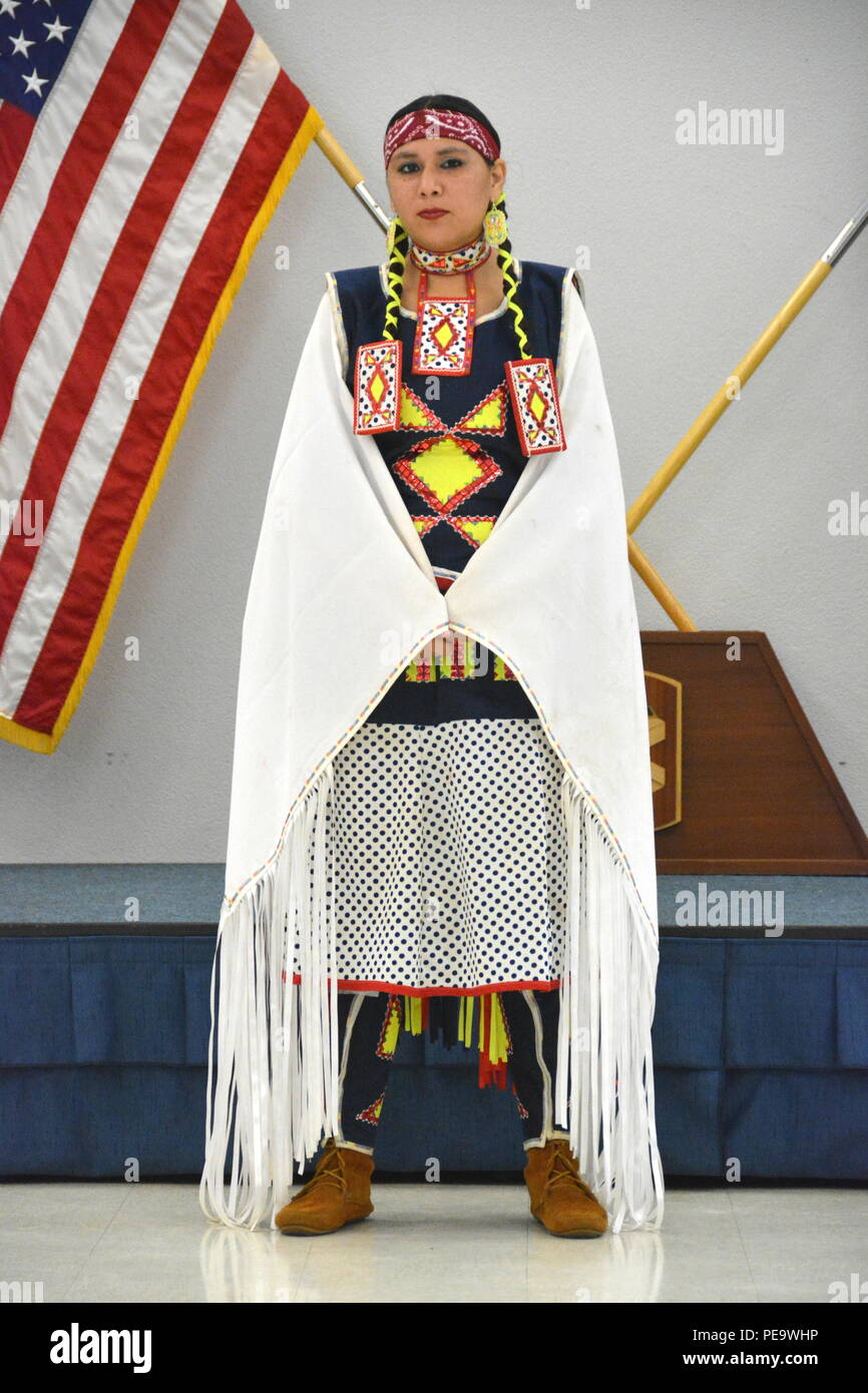Lucy Threefingers, della Blackfeet tribù di Montana, svolge la donna scialle  fantasia danza presso la American Indian Heritage mese Powwow alla 9a  sostegno della missione del Centro di assembly hall di Fort