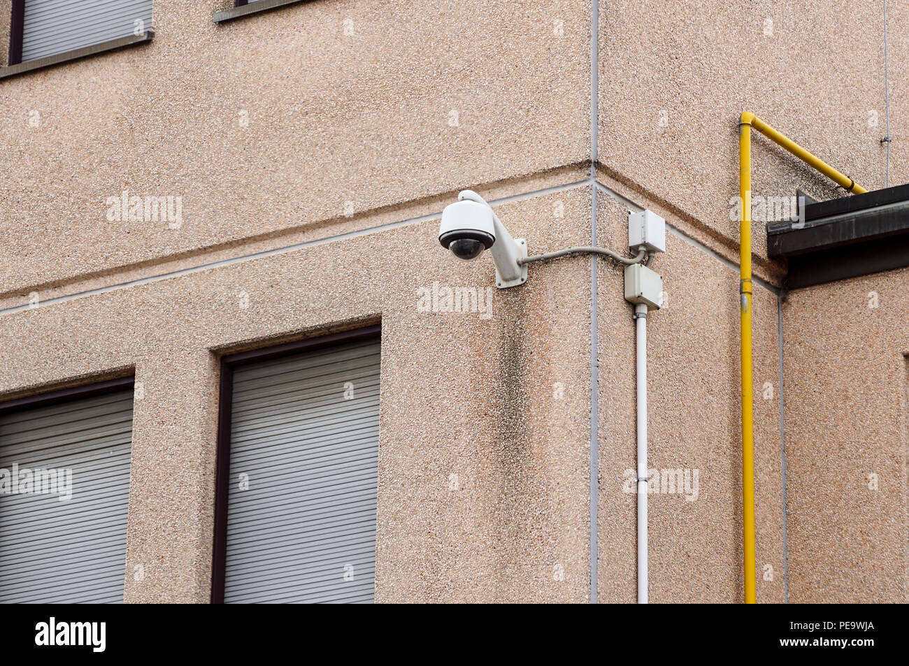 Outdoor bullet telecamera TVCC sulla parete, spazio per il testo. Concetto - Tecnologia e sicurezza Foto Stock