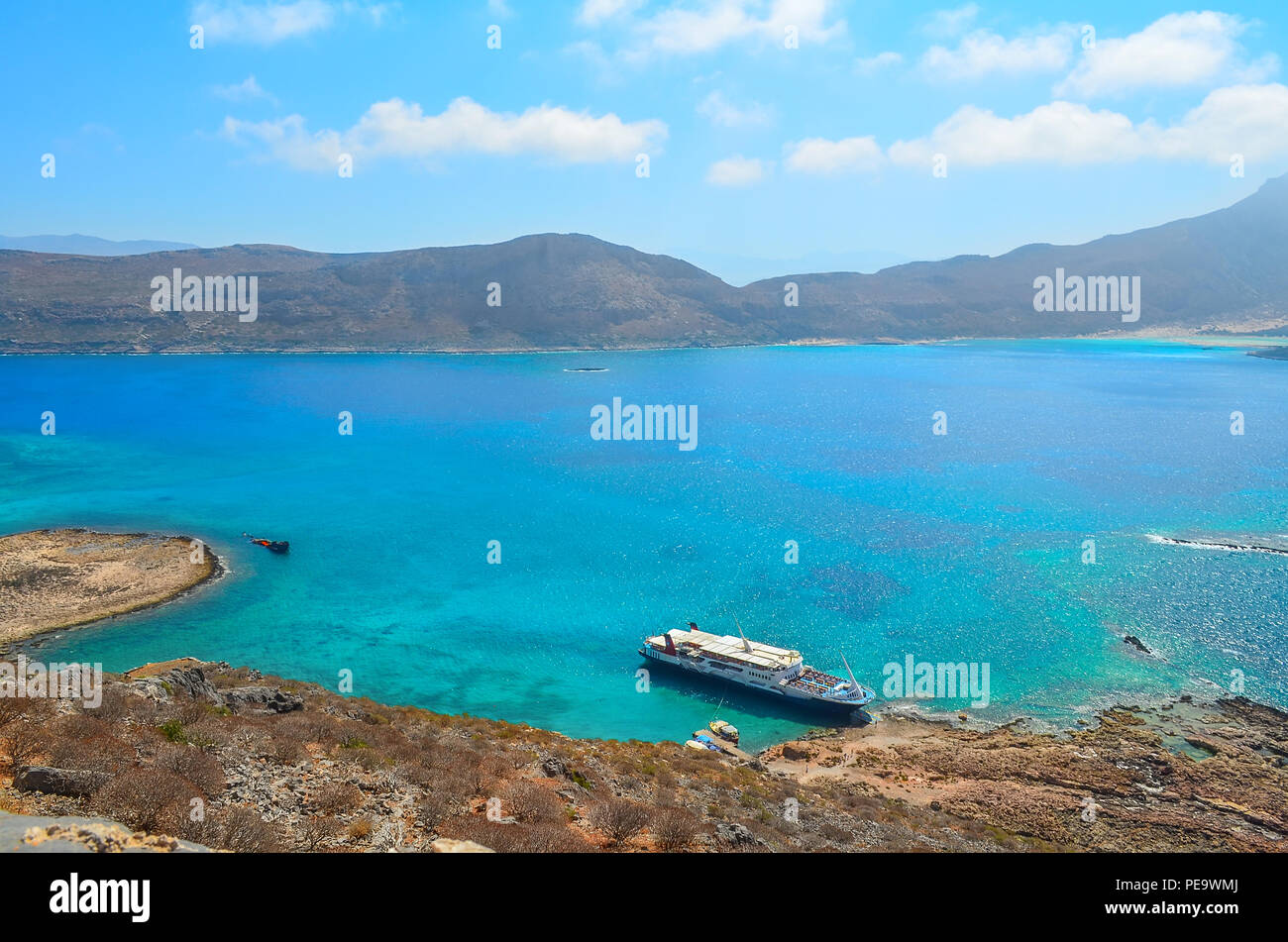 Una barca di piacere in una pittoresca baia sul Mare Mediterraneo, vista dall'alto. Baia di Balos vicino l'isola greca Gramvous Foto Stock