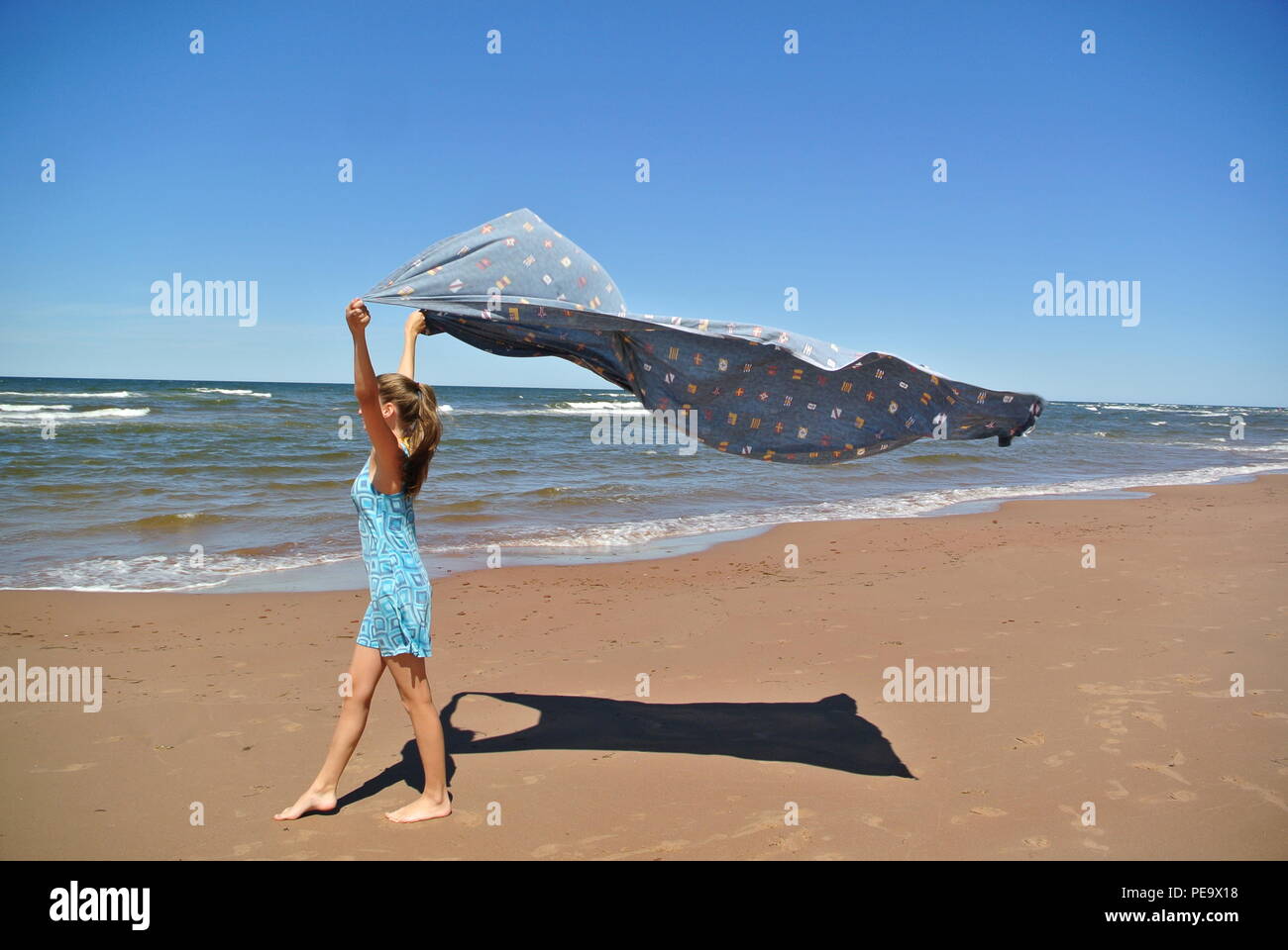 Ragazza che cammina nel vento immagini e fotografie stock ad alta  risoluzione - Alamy