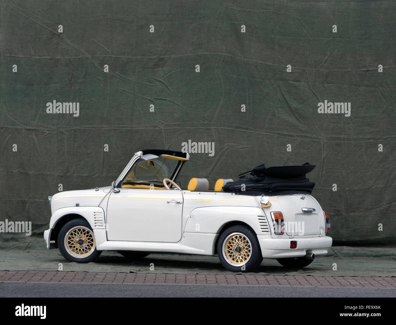2000 Rover Mini Cabrio giapponese con un corpo kit di styling. Foto Stock