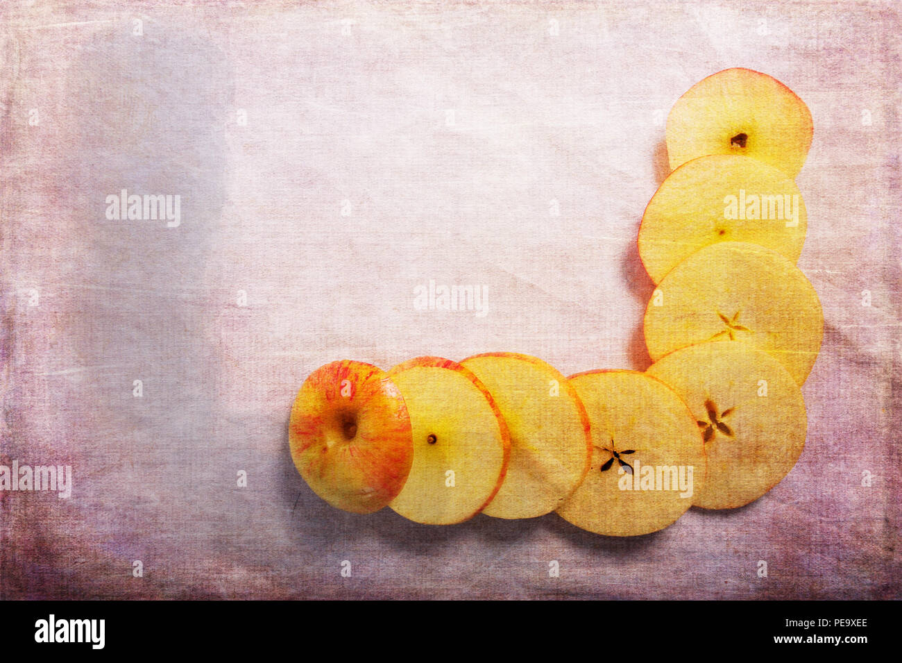 Fette di mela formando un telaio ad "L" nel lato destro della foto in orizzontale. Texture digitale aggiunti strati per un effetto artistico. Copiare lo spazio a sinistra Foto Stock