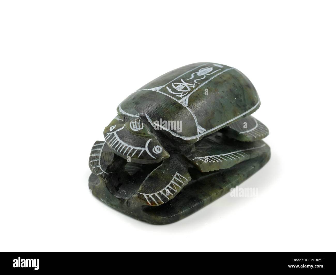 Scarabeo egizio souvenir di alabastro isolati su sfondo bianco Foto Stock