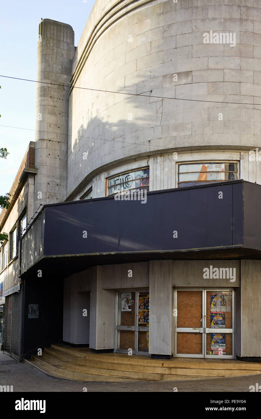 Il vecchio cinema ABC Savoy di Luton è stato inaugurato nel 1938, chiuso nel 1998 e da allora è rimasto vuoto Foto Stock