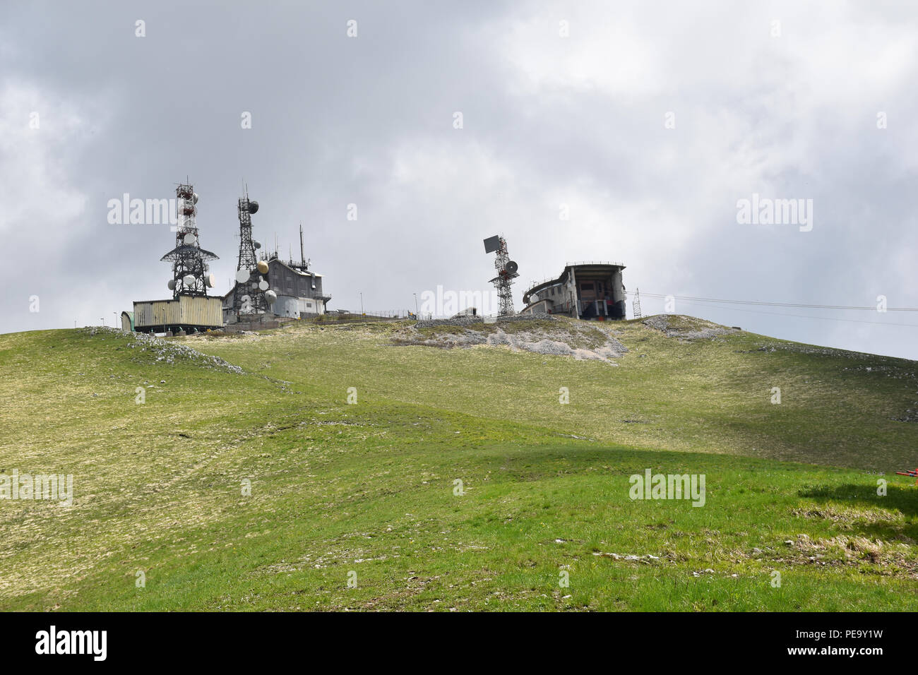 Vista della stazione radio in montagna Foto Stock