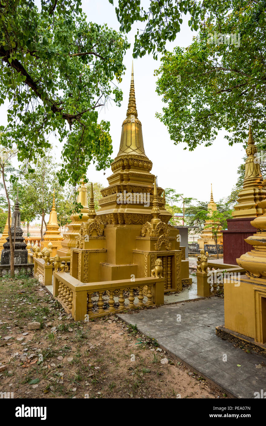 Stupa dorati accanto al Tempio buddista Wat Bo a Siem Reap, Cambogia, patrimonio culturale e significato spirituale dell'architettura buddista e della vita asiatica Foto Stock