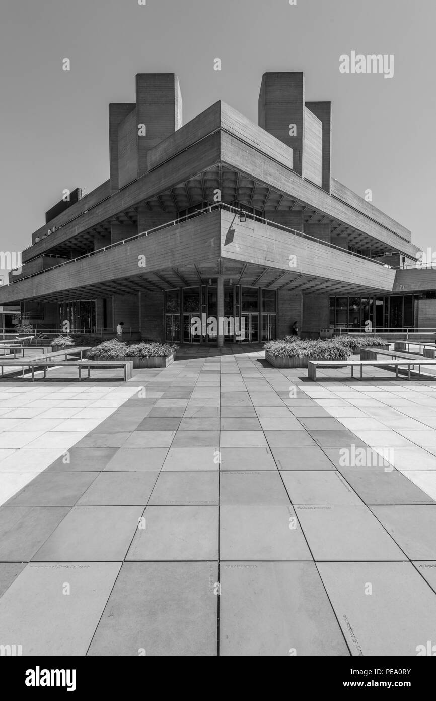 Teatro Nazionale di stile brutalist edificio di cemento di parte della Londra SouthBank progettato dall architetto Denys Lasdun. Foto Stock