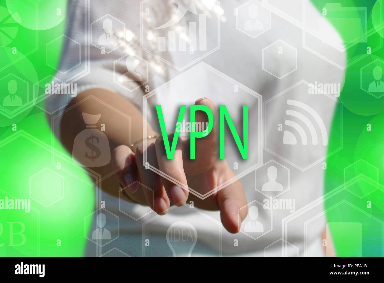 L'imprenditrice sceglie il pulsante VPN, Rete privata virtuale sul touch screen con un background futuristico .Il concetto è protetta e il rel Foto Stock