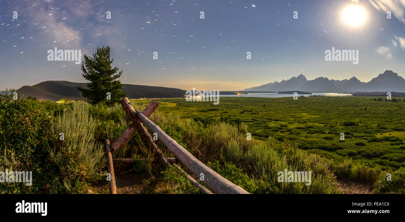 Il Grand Teton Mountains, il lago Jackson e il Salice Appartamenti al chiaro di luna con la Via Lattea. Foto Stock