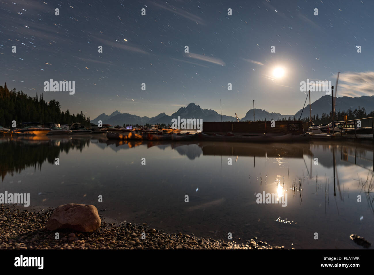 Colter Bay Marina, nel Parco Nazionale di Grand Teton, al chiaro di luna. Lunga esposizione. Foto Stock