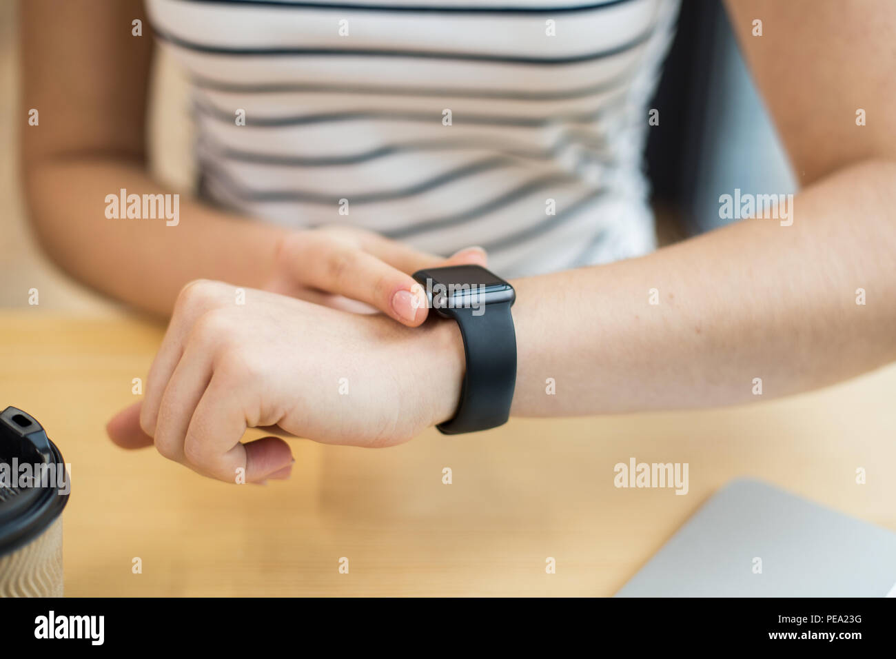 Dispositivo moderno. Primo piano di un moderno nero smart watch essendo sul polso di una giovane e bella donna Foto Stock