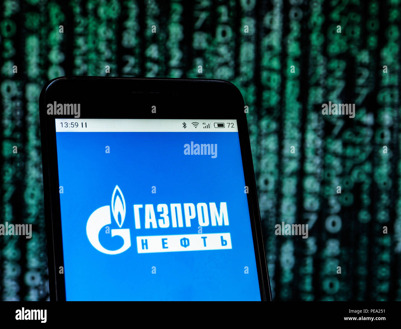 Gazprom Neft (olio) visto il logo visualizzato sul telefono intelligente.  In connessione con l'introduzione su agosto 22 di nuove sanzioni contro la  Russia nel caso di Skripal, azioni elencate nell'elenco delle società
