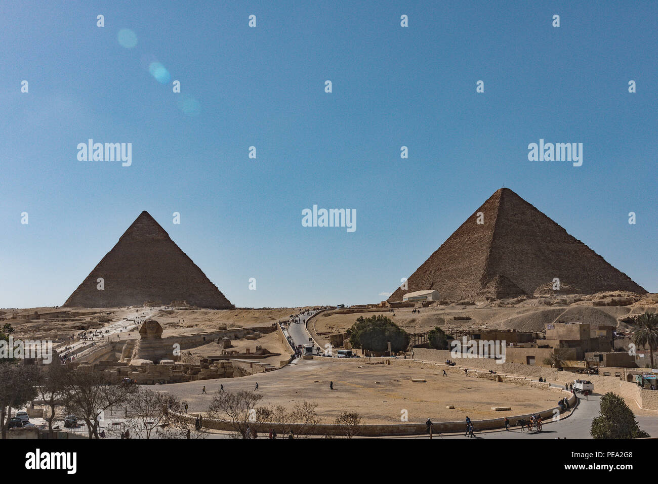 Piramidi e Sfinge sull'Altopiano di Giza, Cairo, Egitto. Foto Stock