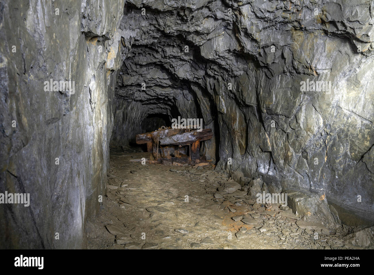 Minllyn miniera di ardesia/cava a Dinas Mawddwy, vecchie apparecchiature è ancora evidente, eventualmente un verricello cavalletto di supporto mostrato qui Foto Stock