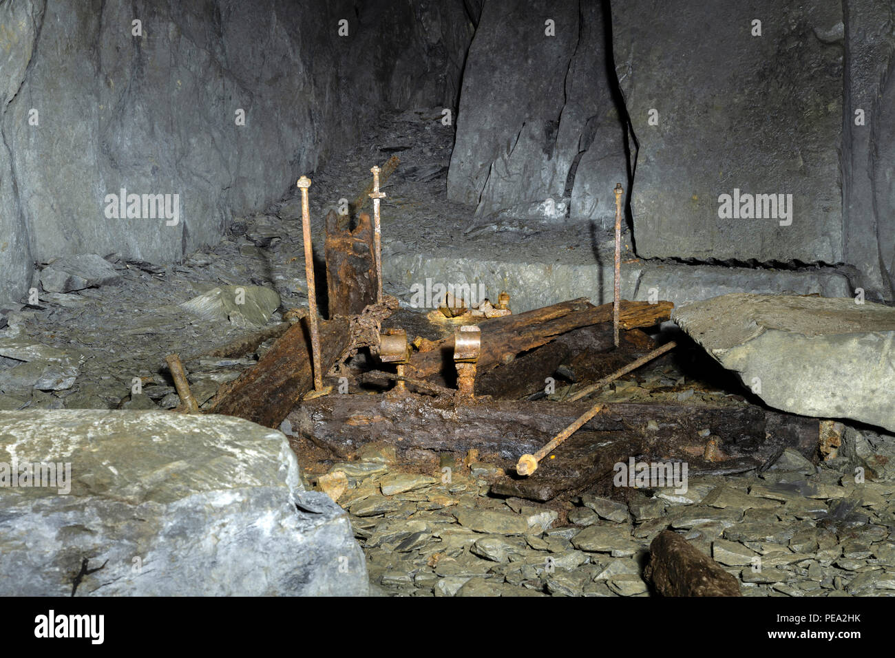 Minllyn miniera di ardesia/cava a Dinas Mawddwy, rimane di apparecchiature sono disposte in varie aree, eventualmente un supporto verricello qui. Foto Stock