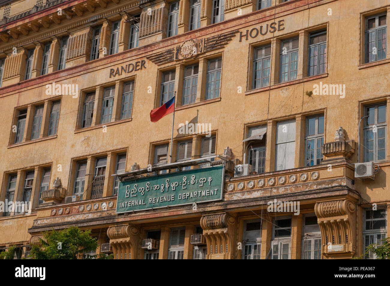 INTERNAL REVENUE OFFICE IN UN BRITISH edificio coloniale di Yangon,,MYANMAR Birmania Foto Stock