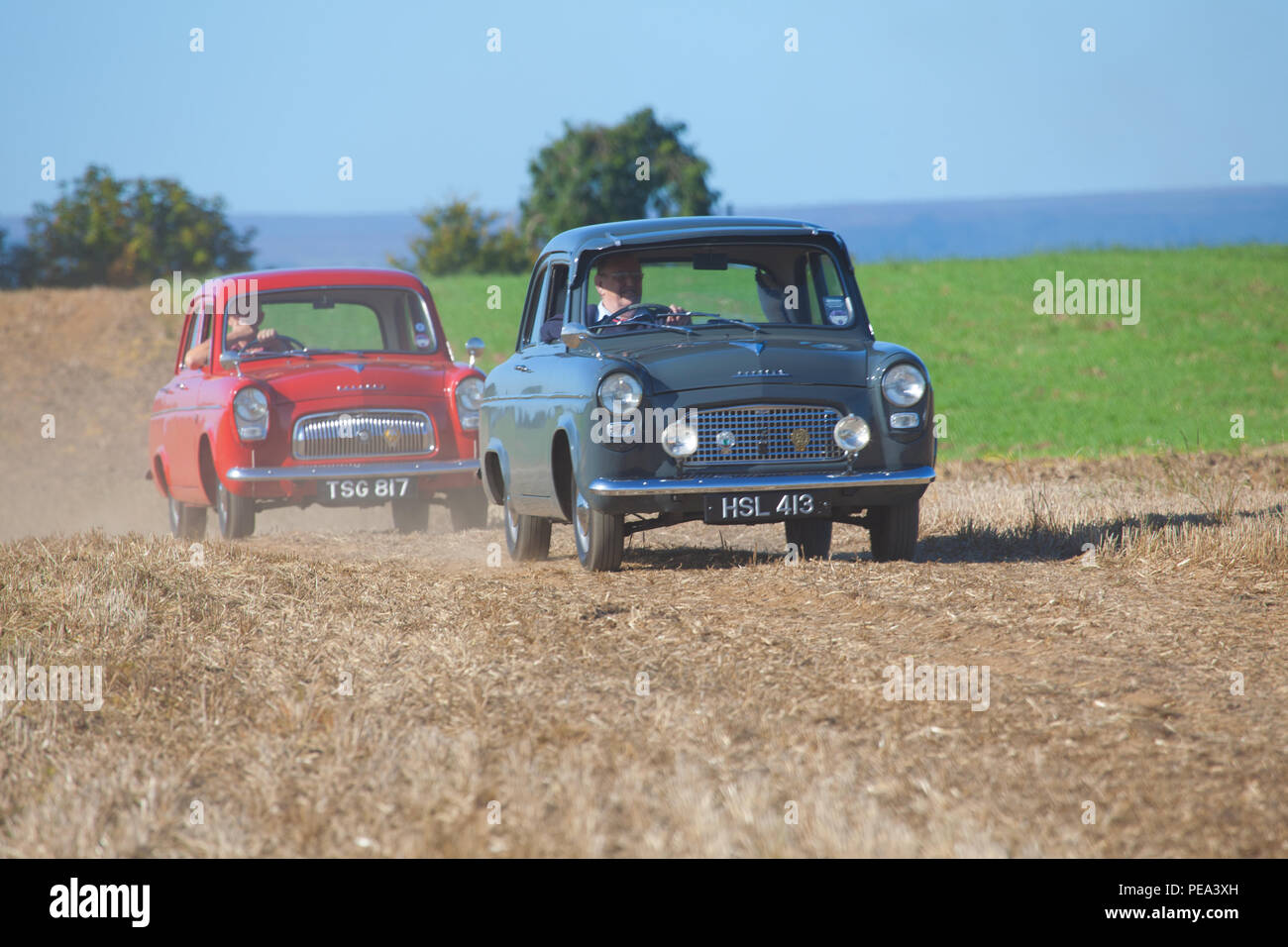 Un popolare di Ford e Ford prefetto che arrivano in un classico Auto Show di Ainderby,North Yorkshire Foto Stock