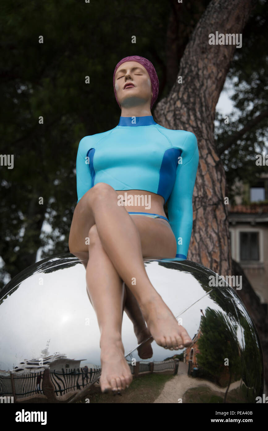 Bibi sulla sfera, una hyper-scultura realistica da Carole Feuerman un esposto alla Biennale di Venezia aria aperta Mostra di Venezia, 2017 Foto Stock