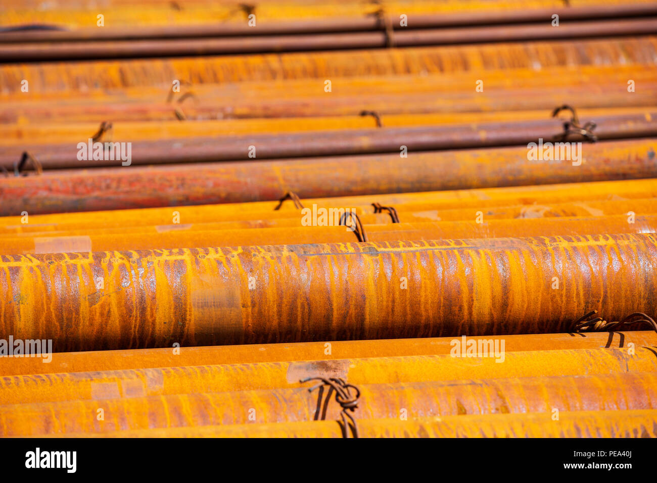 Scorte di rusty cinese di acciaio rotonde, tondini di acciaio e tubi di Düsseldorf, Germania Foto Stock