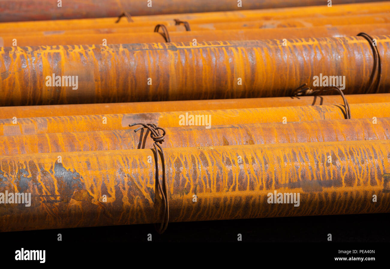 Scorte di rusty cinese di acciaio rotonde, tondini di acciaio e tubi di Düsseldorf, Germania Foto Stock