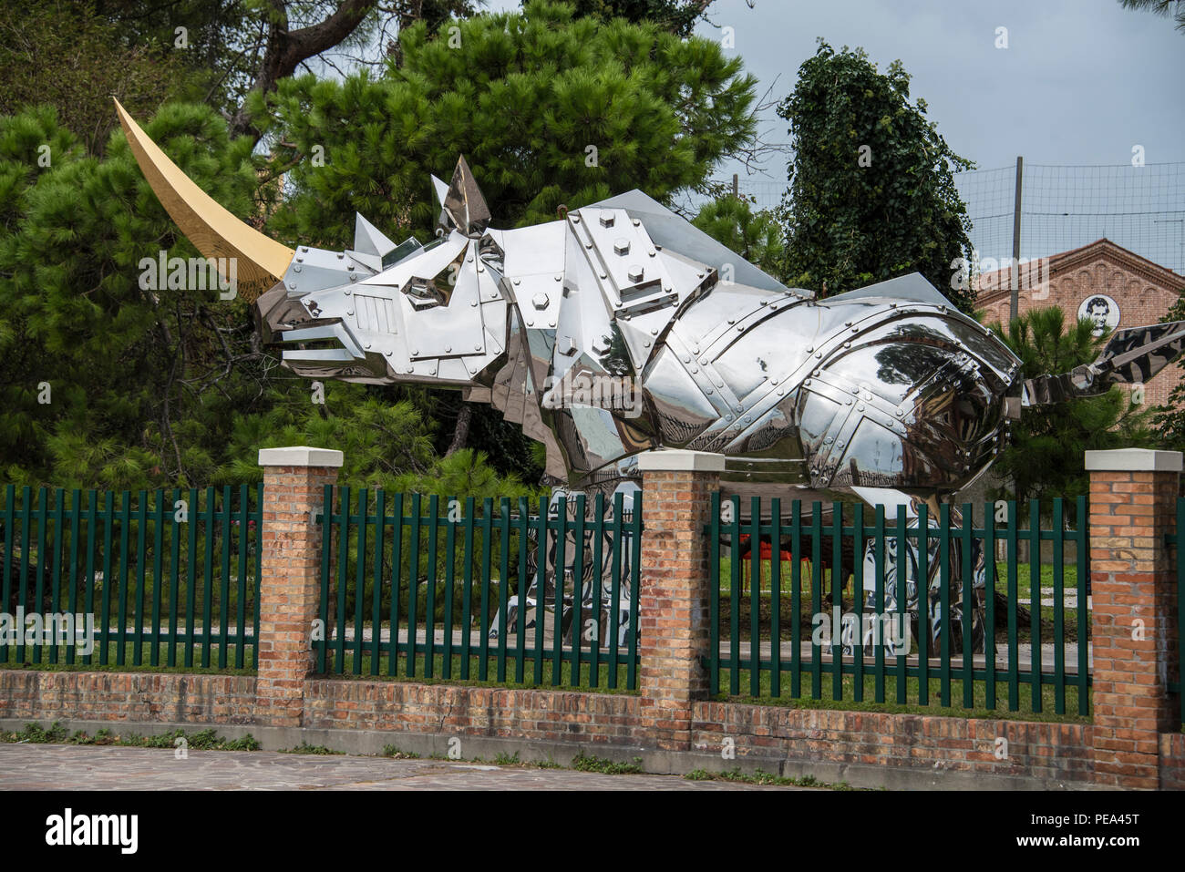 King Kong Rhino, scultura di metallo da Li-Jen Shih esposto alla Biennale di Venezia aria aperta Mostra di Venezia, 2017 Foto Stock