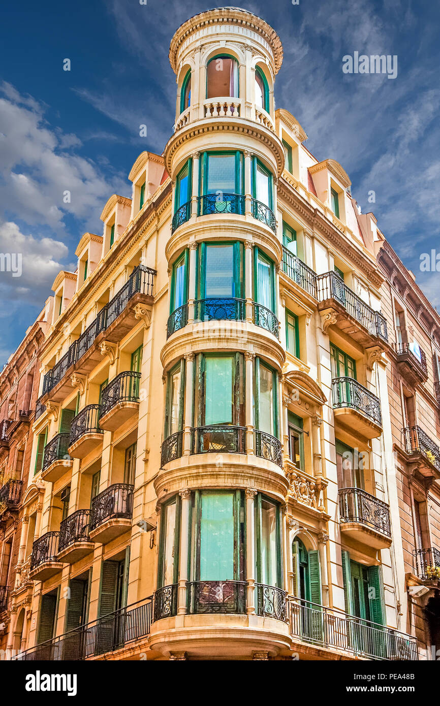 Un angolo antico edificio di appartamenti in Cannes Francia con round bay windows Foto Stock