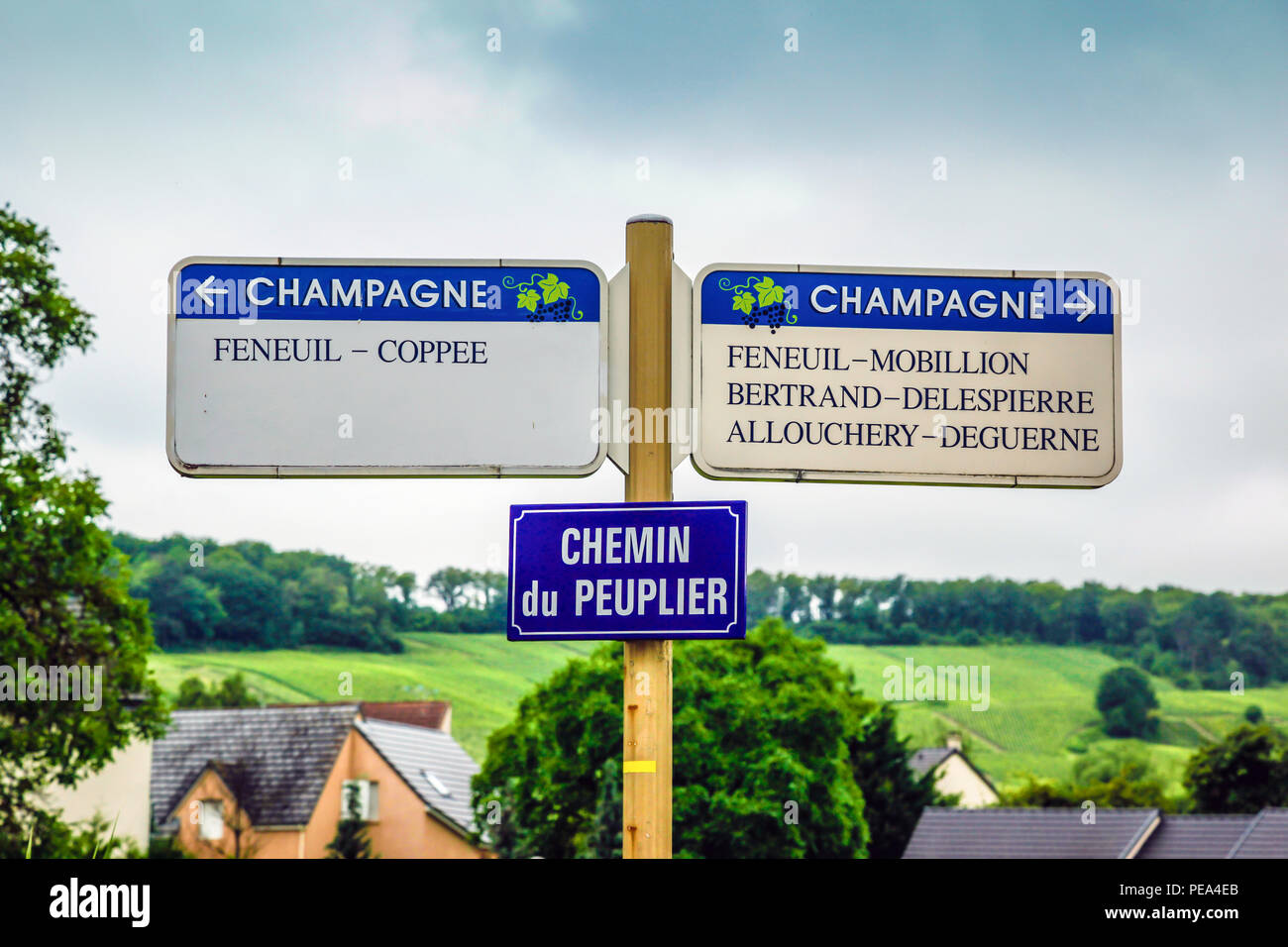 Turisti e appassionati di vino signpost nel villaggio di Champagne in Francia Foto Stock