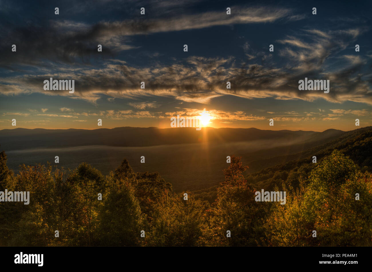 Bellissimo tramonto su un suggestivo paesaggio di montagna Foto Stock