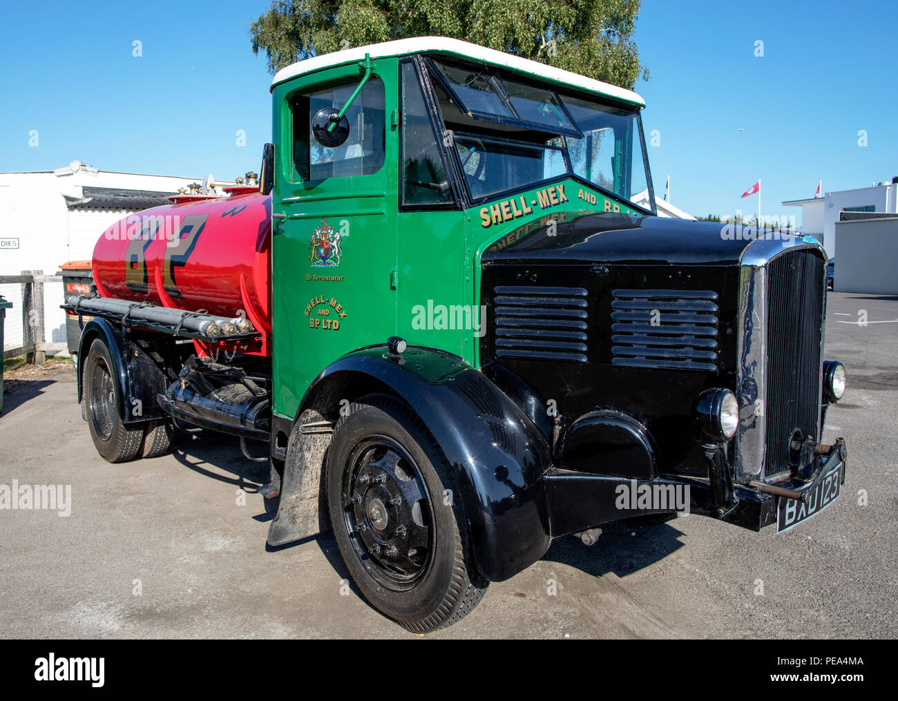 Un classico Dennis autocisterna di carburante Goodwood REGNO UNITO Foto Stock