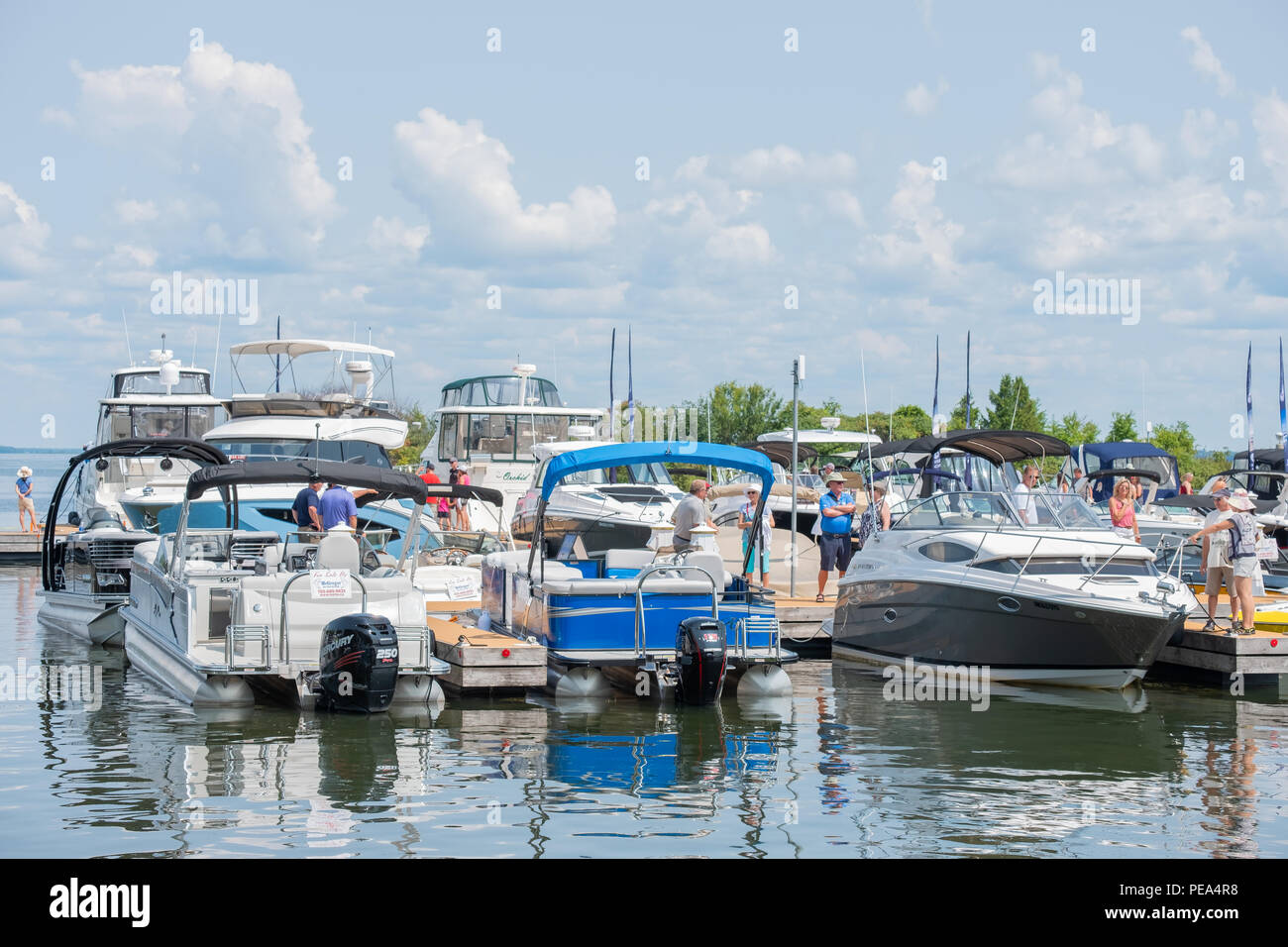 Le persone che visualizzano un numero di imbarcazioni disponibili per la vendita in occasione dell'annuale Festival Waterfront e Boat Show in Irillia Ontario in Canada. Foto Stock